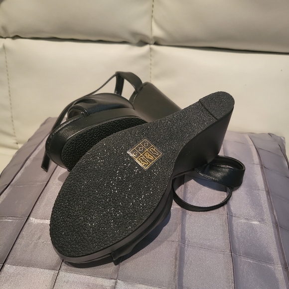 Brand New Le Chateau Bow Wedge Heel. SZ 38 - Picture 4 of 4